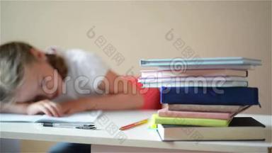 女学生学习功课，睡在书上的可爱女孩
